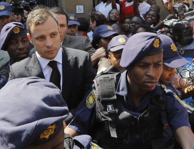 Agentes de polica escoltan a Oscar Pistorius, hoy.