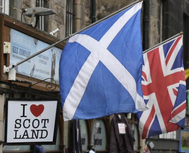 La bandera escocesa junto a la bandera britnica a seis das de la...