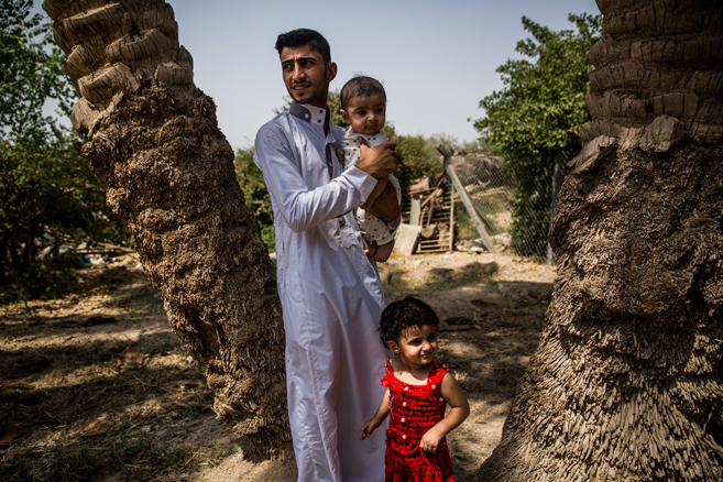 Ali, con sus hijos, en Diwaniya (Iraq), a donde logr llegar tras...