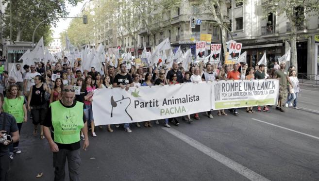 Los manifestantes por las calle de Ferraz en Madrid.