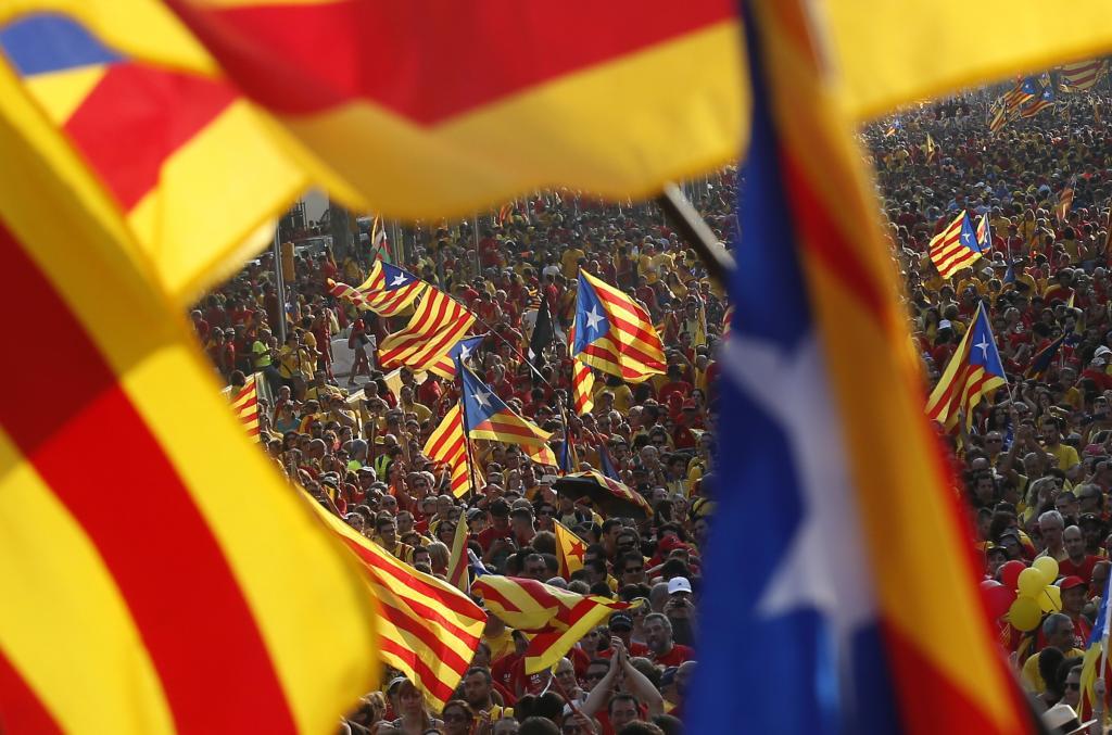 Miles de catalanes se manifiestan a favor de la consulta soberanista...