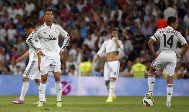 Los jugadores del Real Madrid, cabizbajos tras la derrota contra el...