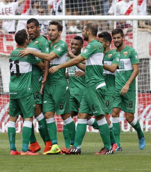 El Elche celebra uno de los tres goles que consigui en Vallecas.