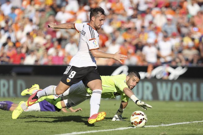 Paco Alccer supera a Casilla en el tercer gol del Valencia CF.
