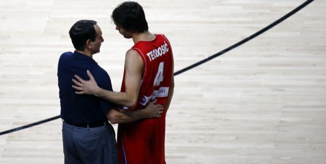 Krzyzewski charla con Teodosic durante un momento de la final.