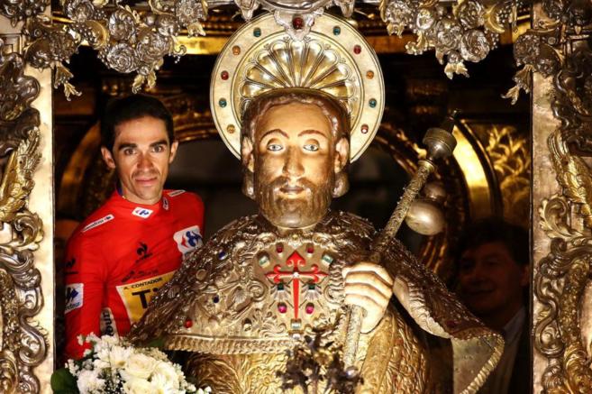 Contador se asoma junto a la imagen del apstol Santiago de la...