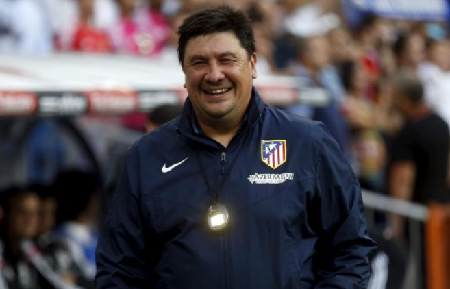 El Mono Burgos sonre durante el derbi, en la banda del estadio...