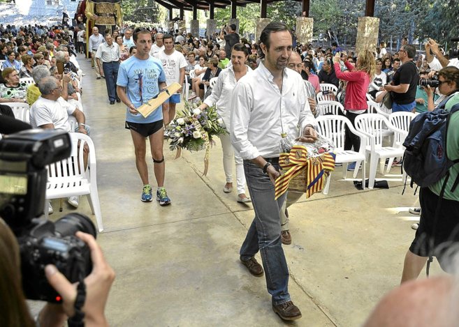 El president Bauz en la ofrenda floral de ayer en el Monasterio de...