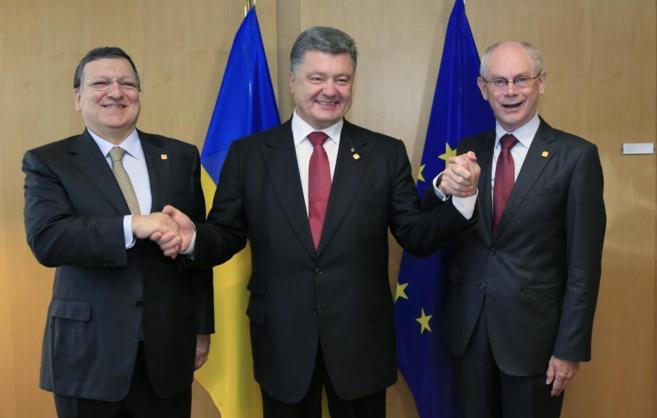 Barroso, Poroshenko y Van Rompuy se estrechan la mano en la firma del...