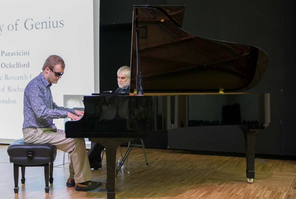 Derek Paravicini al piano, junto a su profesor Adam Ockelford en el...