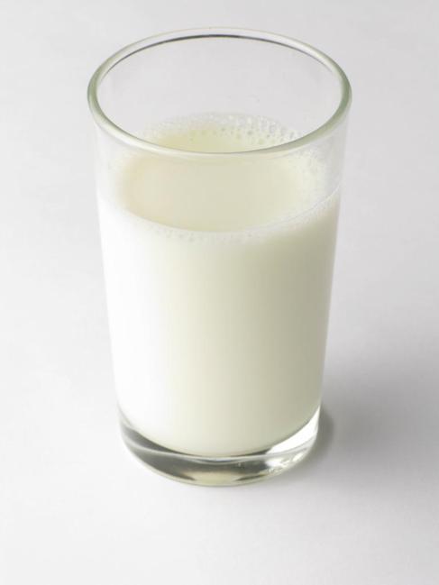 Un vaso de leche entera.