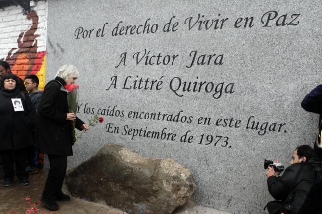 La viuda del cantautor chileno, en la inauguracin del monumento...