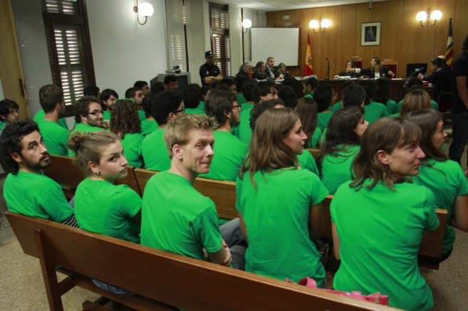 Los 44 estudiantes sentados en el banquillo de los acusados del...