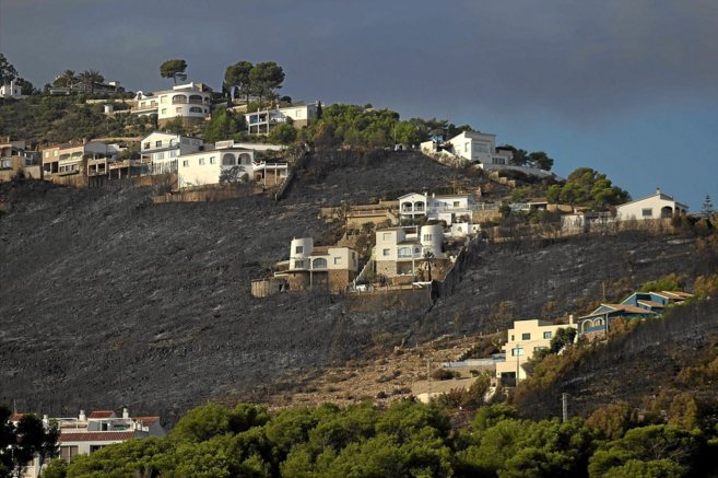 Terrenos urbanizados afectados por el incendio en la sierra del...
