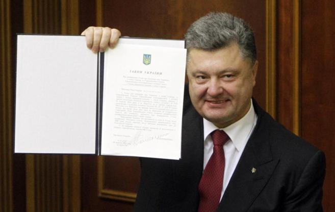 El presidente Petro Poroshenko muestra la firma del Acuerdo de...