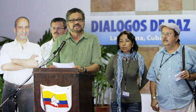 El segundo jefe de las FARC, 'Ivn Mrquez', lee un...