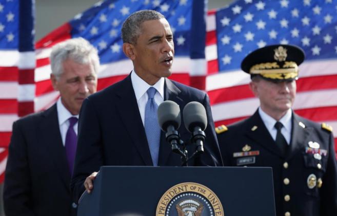 El secretario de Defensa, Chuck Hagel, junto a Barack Obama y Mark...