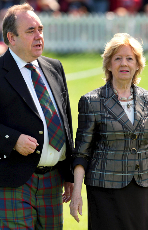 Salmond posa junto a su esposa en Edimburgo.