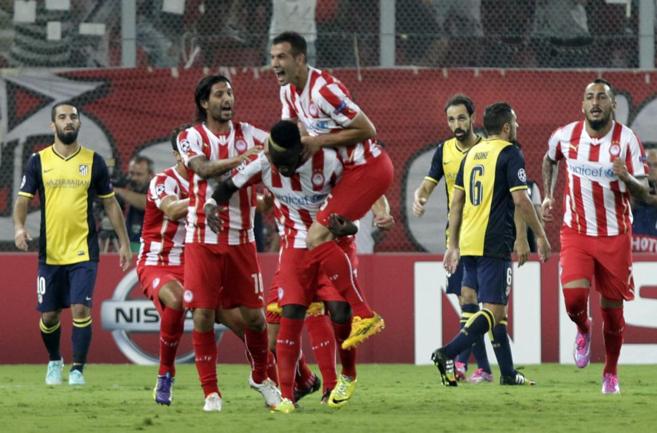 Los jugadores del Olympiacos celebran el primer gol de Masuaku.