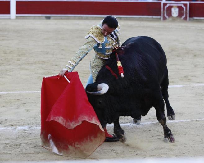 Derechazo de Ponce al toro de Juan Pedro del que cort la oreja.