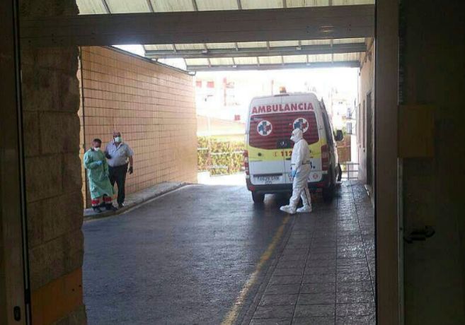 Varios trabajadores del Hospital San Juan de Alicante, donde se...