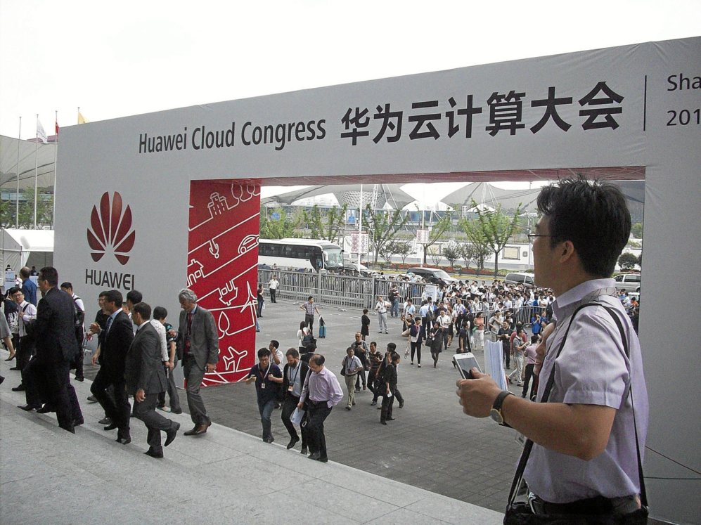 Acceso al recinto ferial donde se celebra el Huawei Cloud Congress.