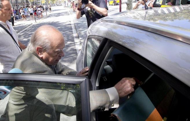 El expresidente Jordi Pujol saliendo del despacho del Paseo de Gracia.