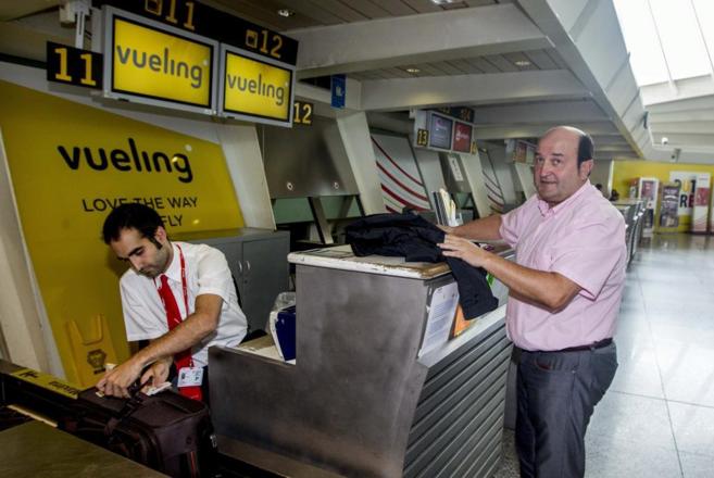 Andoni Ortuzar facturando su equipaje este martes en el aeropuerto de...