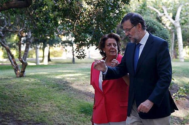Rita Barber y Mariano Rajoy pasean por los jardines de la Moncloa.