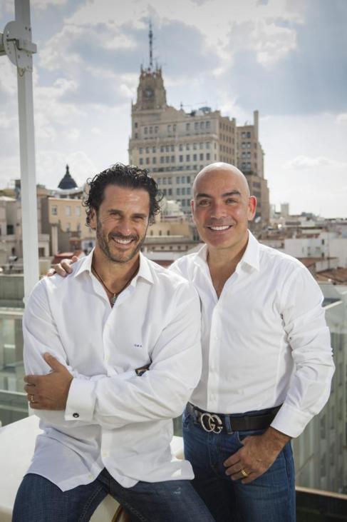 Carlos Marrero y Kike Sarasola posan en la terraza del Hotel Romm Mate...