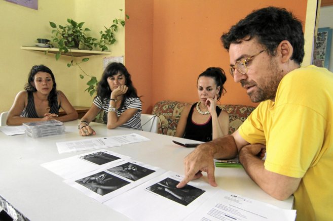 Agustn Toranzo explica su caso, este mircoles en el centro social...