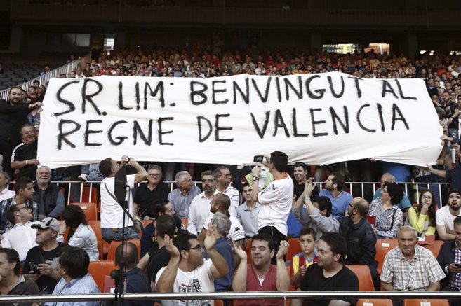 Pancarta de los aficionados del Valencia en Mestalla.