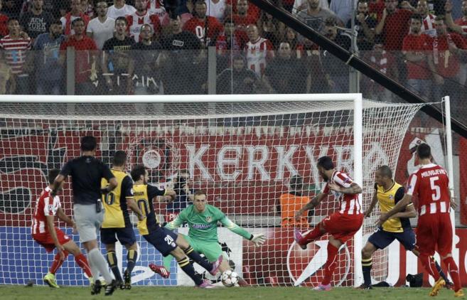 Mitroglou bate a Oblak en el tercer gol de Olympiacos.
