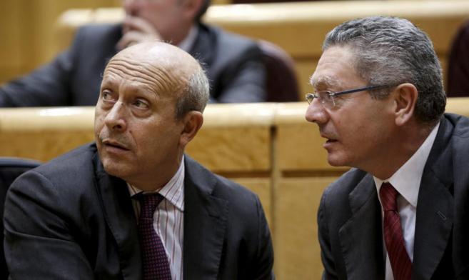 Jos Ignacio Wert y Alberto Ruiz-Gallardn, en el Pleno del Senado...