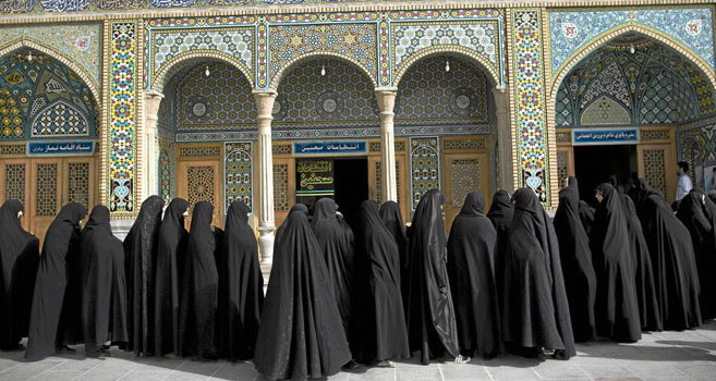 Mujeres iraníes totalmente cubiertas en Teherán