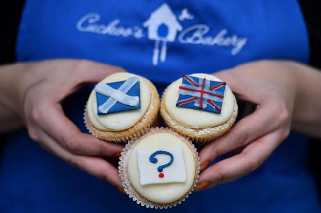 Cupcakes del referndum con las banderas implicadas y un signo de...