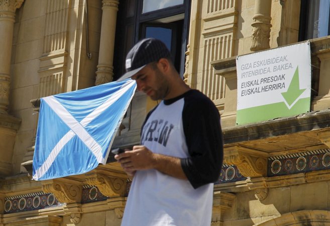 La bandera de Escocia en la fachada de ayuntamiento de San Sebastin.