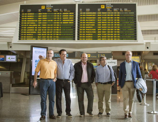 Andoni Ortuzar, presidente del EBB del PNV, posa en el aeropuerto de...