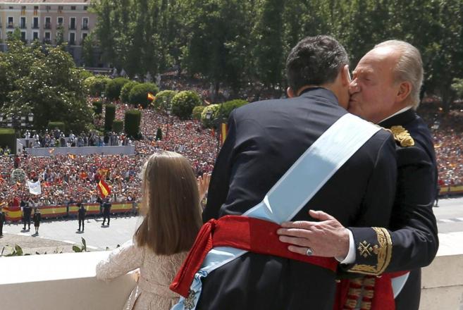 Don Juan Carlos recibe un beso de su hijo en el balcn del Palacio...
