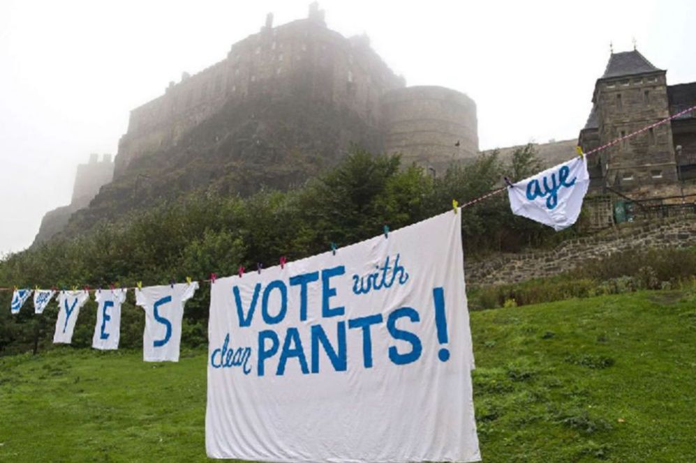 Vota con calzoncillos limpios', proclama pro independentista escrita...