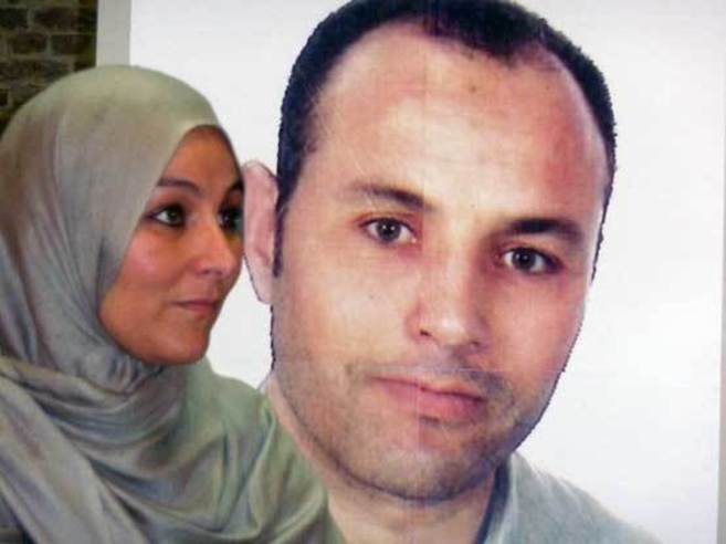 Farida Aarras, hermana del detenido, junto a una foto de Ali Aarras.
