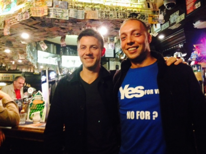 Dos escoceses disfrutan de la noche electoral en Edimburgo.