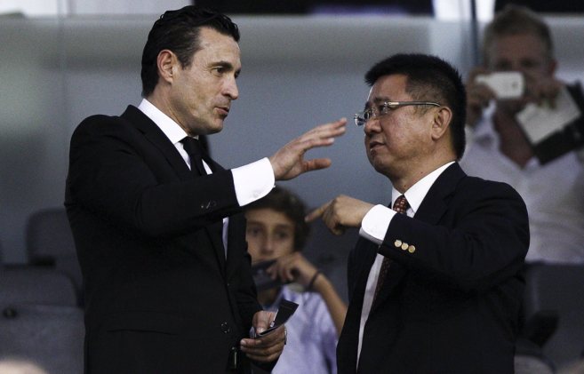 El presidente del Valencia charla con Kim Koh, el hombre de confianza...
