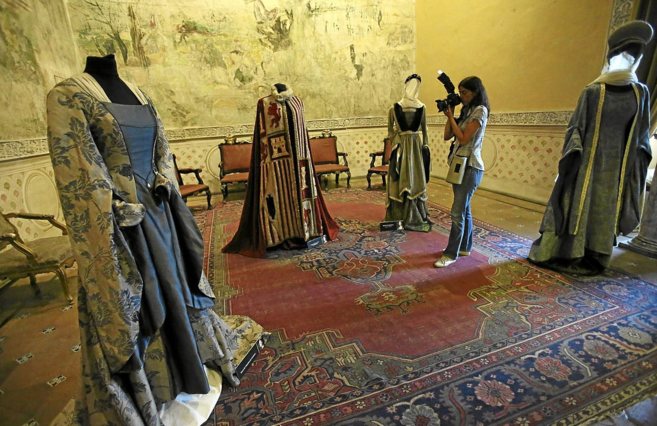 Una muestra de los trajes de la serie Isabel expuestos en la Casa...