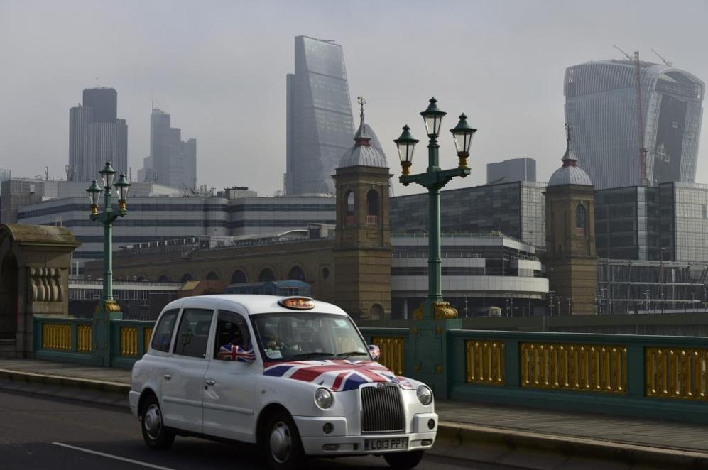 Un taxi decorado con la Union Jack atraviesa Londres.