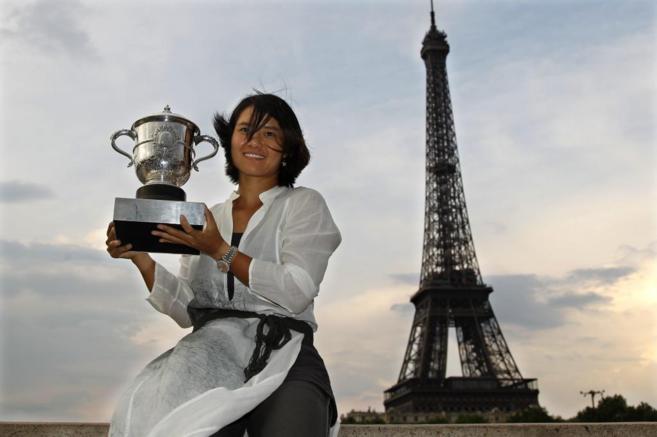 Li Na posa en Pars con su Roland Garros, tras ser la primera...