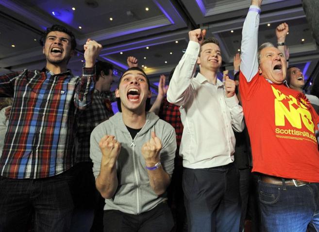 Varios ciudadanos celebran eufricos el resultado del referndum, en...
