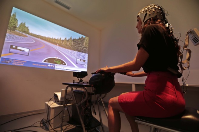 Una mujer en un estudio sobre conducción con el simulador de una...