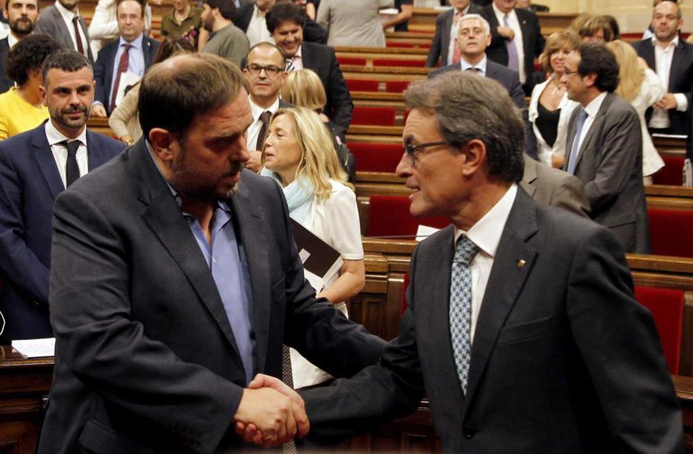El presidente de la Generalitat, Artur Mas (d), estrecha la mano del...