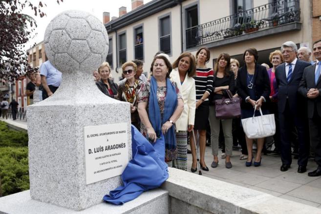 La viuda de Luis Aragons retira la tela que cubre el monumento en...